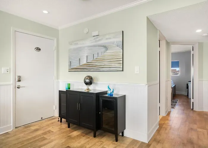 Harbour Island 402m Apartment *