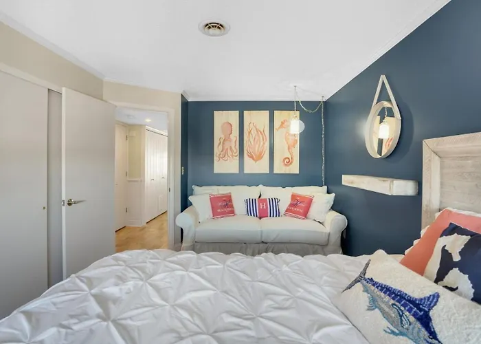 Harbour Island 402m Apartment